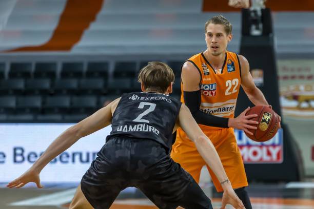 我们发现他 我们发现他